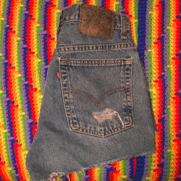 High waisted distressed Levi denim shorts, 28 W - Picture 6 of 6